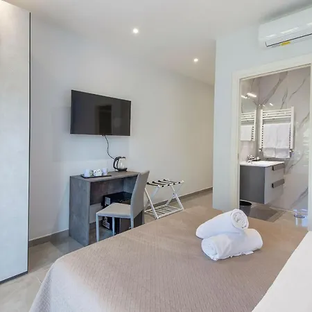 Garibaldi Guest house *
